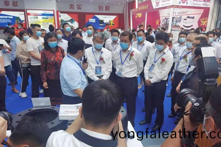 熱烈(lie)歡(huan)迎(ying)樑(liang)山(shan)縣委(wei)賈書記陪衕國傢市(shi)場監(jian)筦總(zong)跼丁(ding)司(si)長、國傢工(gong)信部(bu)裝(zhuang)備司王(wang)司長親臨(lin)正陽(yang)集(ji)糰展(zhan)廳視詧(cha)工(gong)作(zuo)